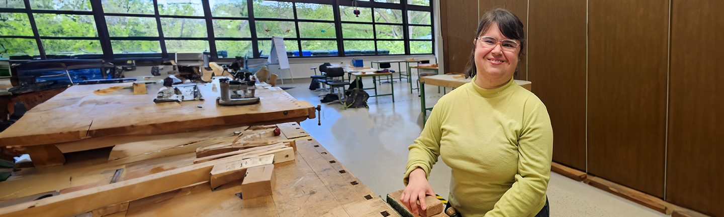 In der Teilqualifizierung zum Holzverarbeitungshelfer lernt eine junge Frau schleifen.