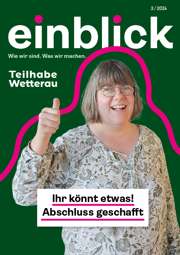 Die Titelseite vom Einblick Ausgabe 3/2024 zeigt eine Frau, die den Daumen nach oben streckt und in die Kamera lächelt