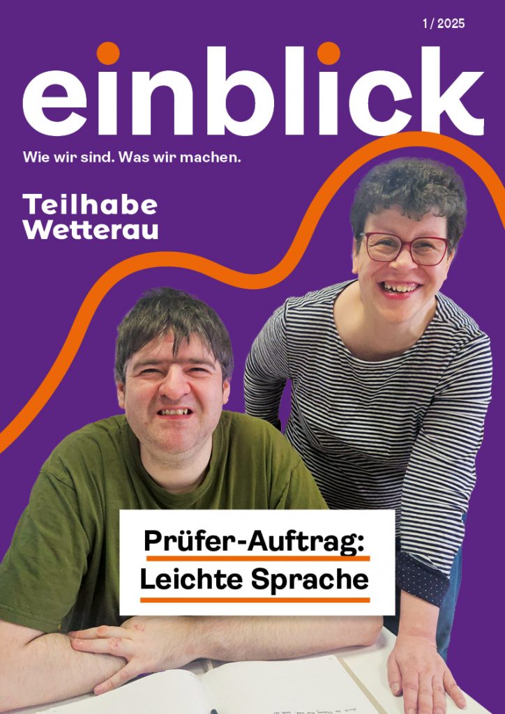 Titelblatt vom Einblick, Ausgabe 1 2025. Links sitzt ein Mann an einem Tisch, rechts neben ihm steht eine Frau. Beide lachen in die Kamera. Die Titelzeile lautet: Prüfer-Auftrag Leichte Sprache.