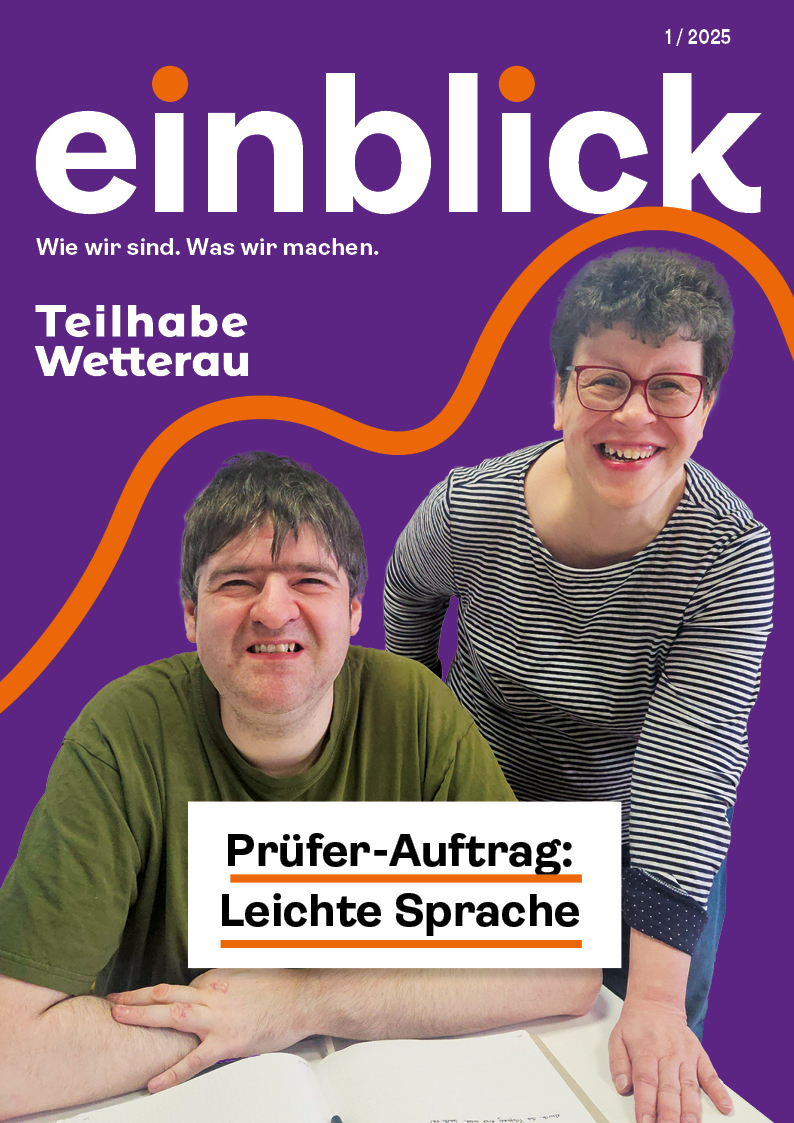Titelbild vom einblick, Ausgabe 1 2025. Ein Mann sitzt an einem Tisch, eine Frau steht rechts nebem ihm. Beide lachen in die Kamera. Die Titelzeile ist: Prüfer-Auftrag: Leichte Sprache