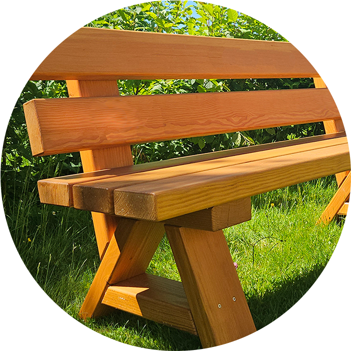 Holzbank mit Holzbeinen im Grünen