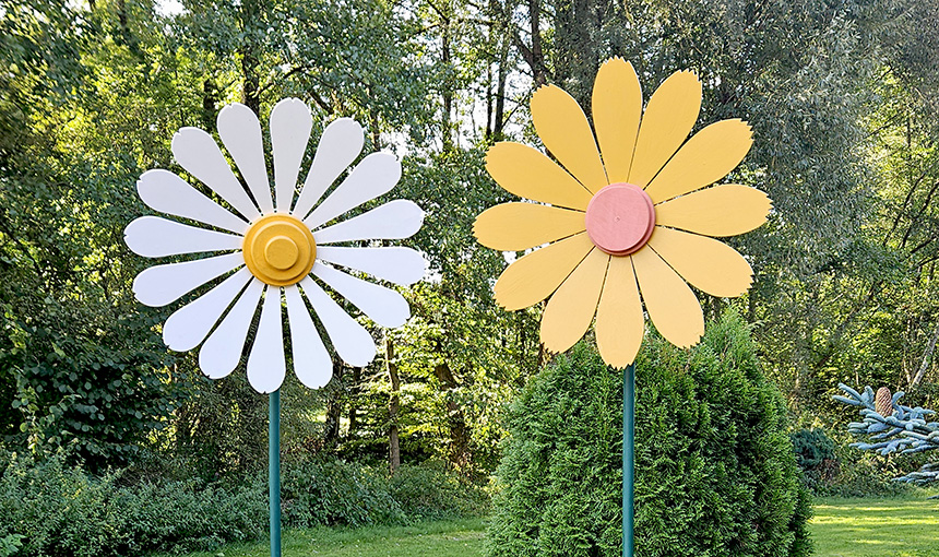 eine weiße und eine gelbe Holzblume im Garten