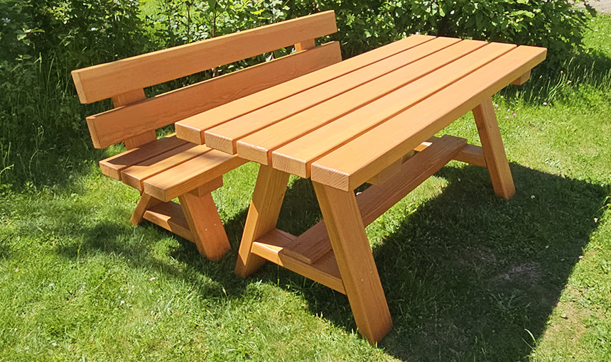 Holztisch und Holzbank im Garten