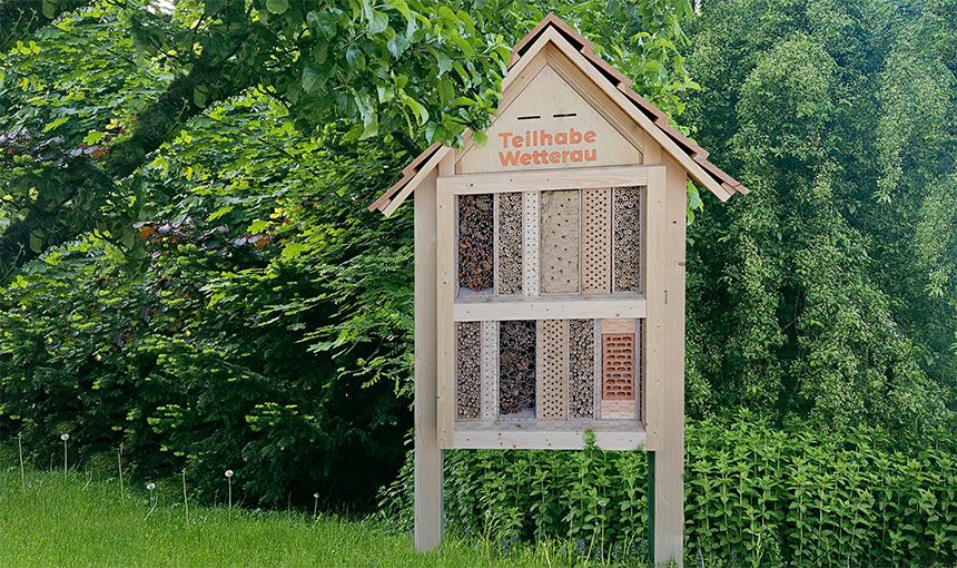 großes Insektenhotel im Garten