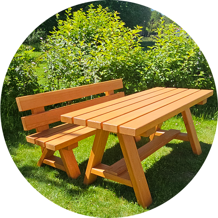 Holztisch und Holzbank im Grünen