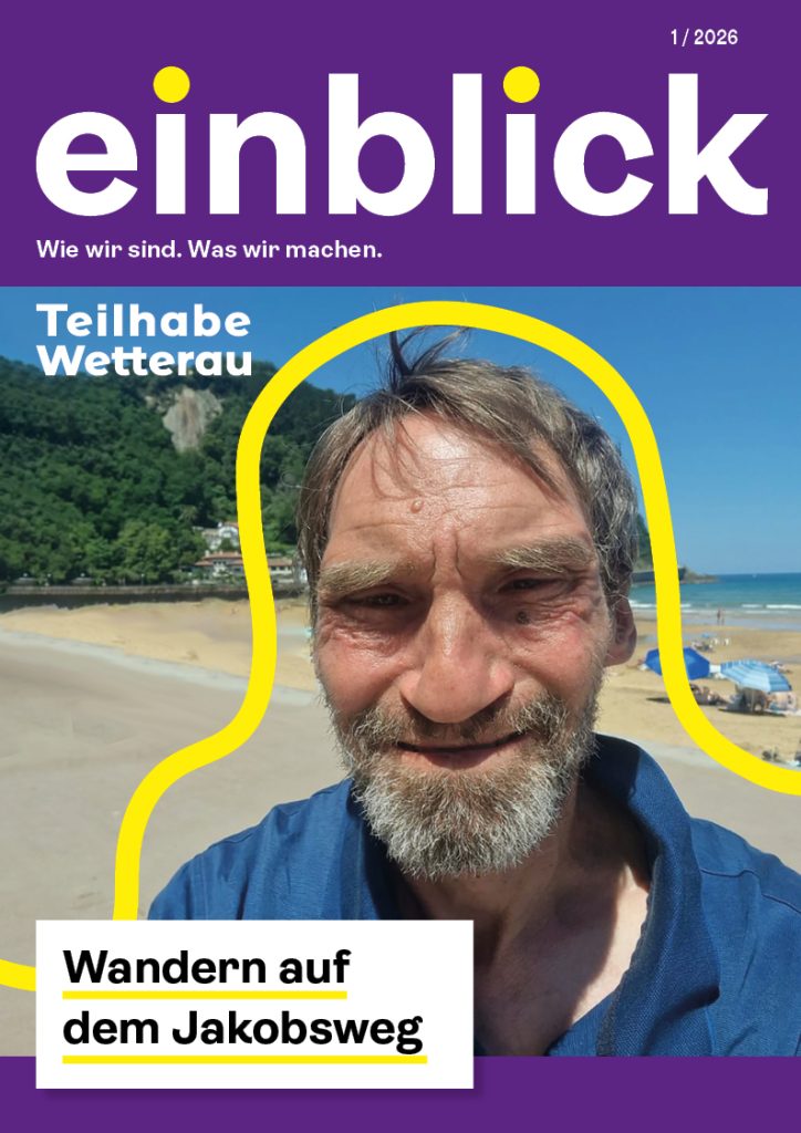 Titelseite vom Einblick, Ausgabe 1/2026 Oben ist Text, in der Mitte eine Foto mit dem Kopf von einem Mann und Strand im Hintergrund. Unten links steht: Wandern auf dem Jakobsweg.