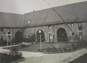 Ein Foto der Schlossscheune in Friedberg von 1980